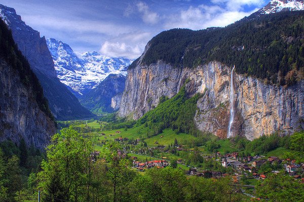 在山谷中大喊，为什么声音会回荡很久？