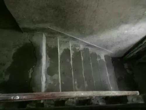 辽宁一楼房漏水楼道被冰封变冰帘洞，这给业主们带来了哪些安全隐患？