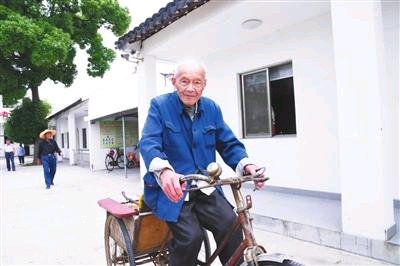 青岛一老人向特勤要水喝被打，到底是怎么回事？