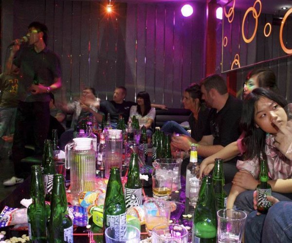 ktv陪唱暗示去厕所 酒+音乐+激情要出事了