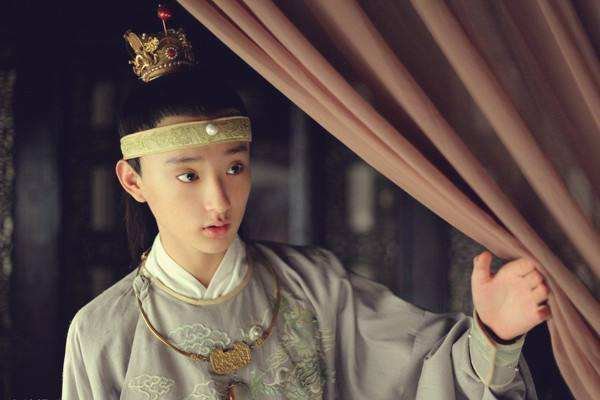 红楼梦中王熙凤和贾宝玉是什么关系？