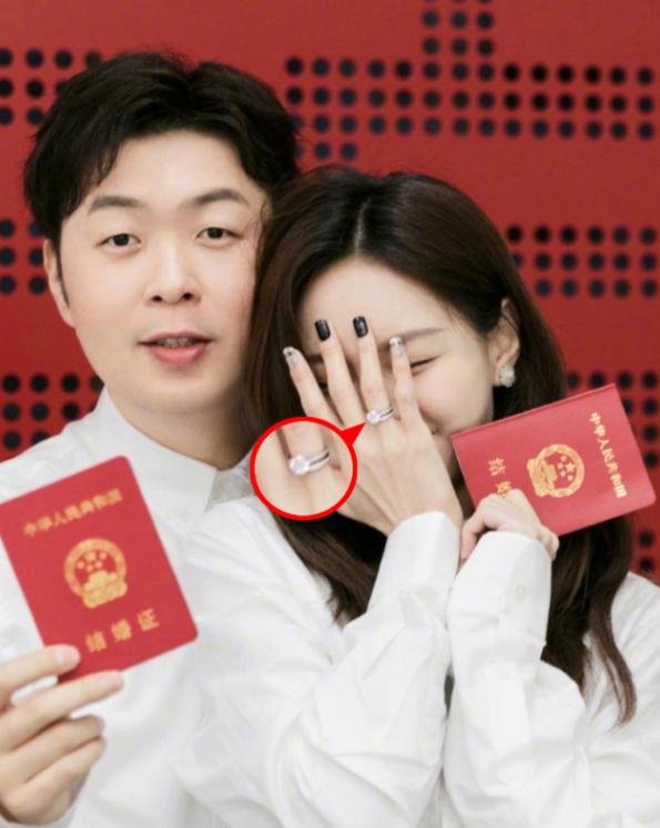 沈梦辰机场给粉丝补发喜糖，相恋9年终得名分，她的这段感情有多来之不易？