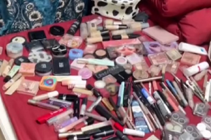 山东一妈妈收拾女儿的化妆品，密密麻麻摆一床，妈妈当时的心情如何？