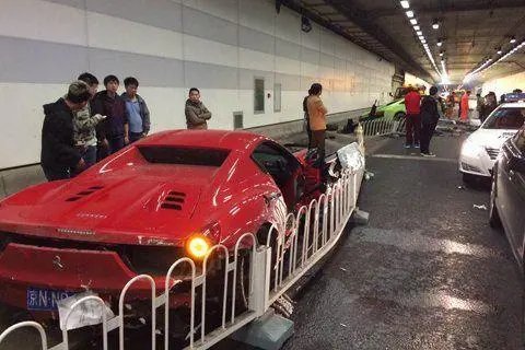 杭州一辆法拉利在隧道中自燃了，豪车是不是更应该注重安全性呢？