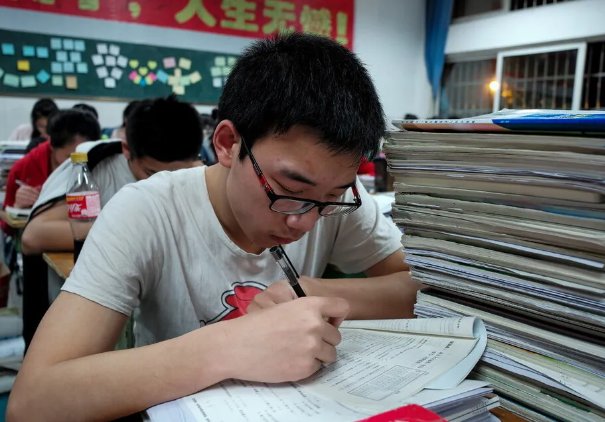 一生要强的文科生是什么梗？