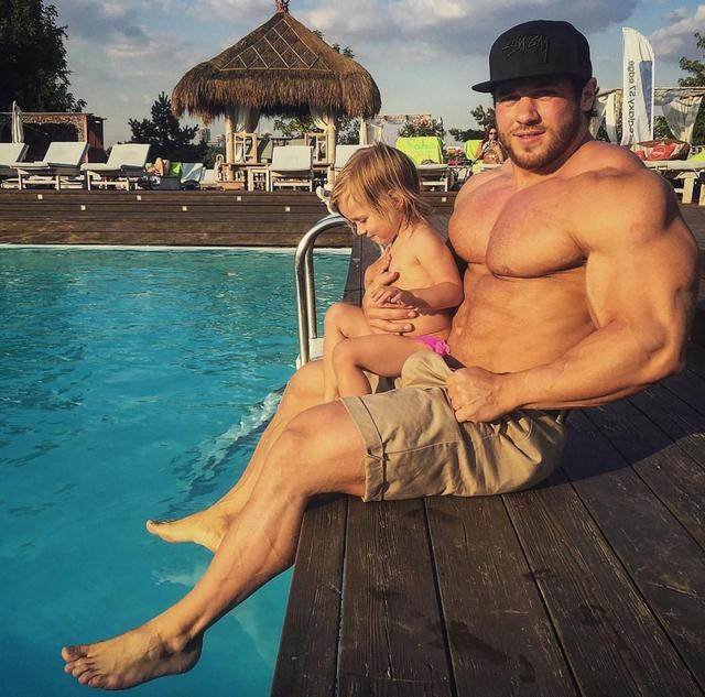 如果有一个肌肉强壮的爸爸，是一种什么体验？