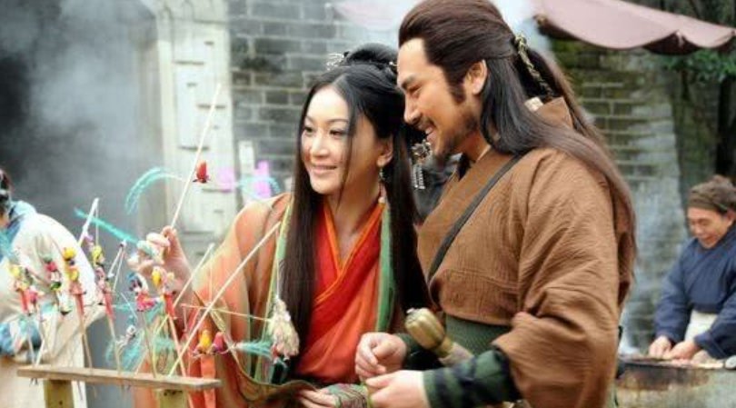 石秀和杨雄只是结拜兄弟，为何他死盯着杨雄老婆不放？