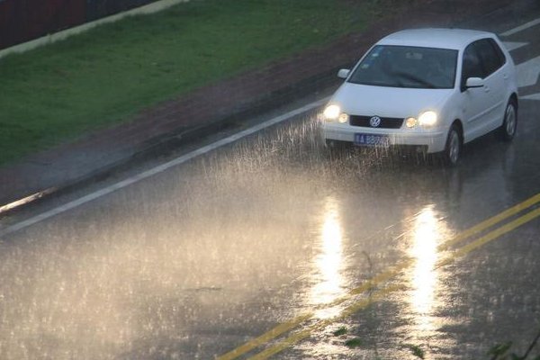 雷雨天气坐在汽车中，会被雷劈吗？