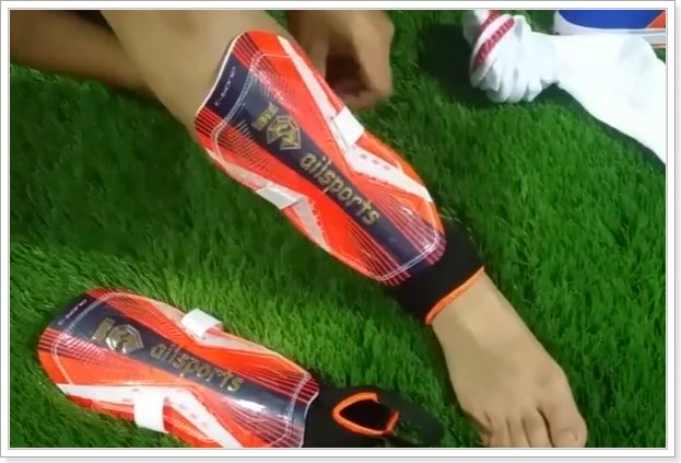 足球护腿板的正确戴法