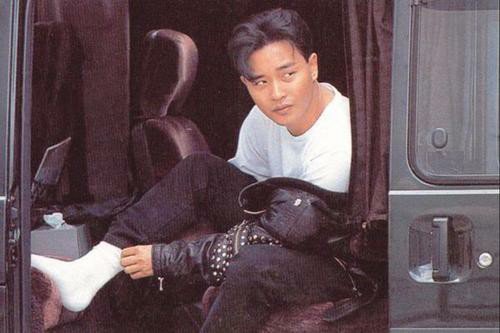 泪目！张国荣逝世16年，唐鹤德满头白发看霸王别姬，他这些年究竟怎么过的？