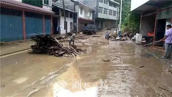 重庆暴雨橙色预警：出租车在齐腰积水中漂浮，暴雨造成的损失谁来承担？
