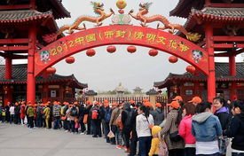 上万游客挤满了清明上河园石桥，这一景象究竟有多繁华？