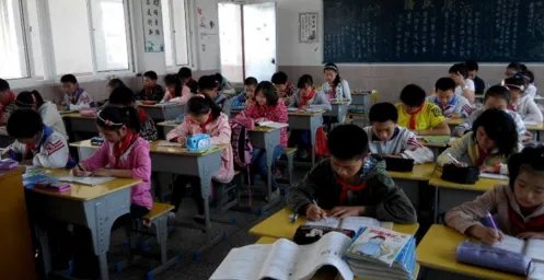 云南一中学以学生是否购买平板分班，学校这么做合适吗？