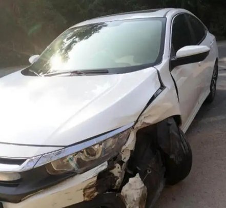 司机高速上欲从两车中间超车，刮擦碰撞致多车事故，高速行驶需注意什么？