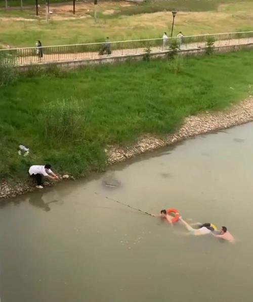 淮安一夫妻吵架双双落水被17岁少年救起，如此义举该不该倡导？