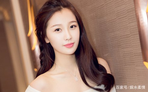 虞书欣自曝想插队火锅店，结果惨遭店家拒绝，你认同店家的做法吗？