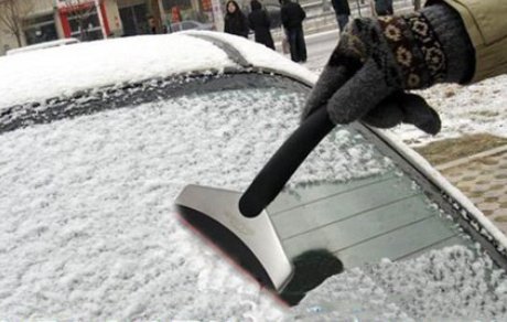 车窗结冰，黑龙江一司机用铁头功一头撞破，冬季车窗结冰该怎么办？