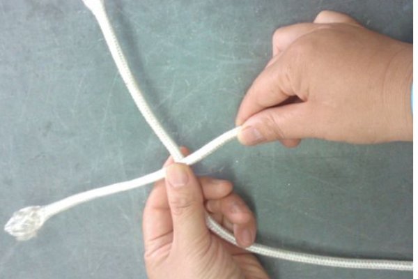 如何用一条绳子打死结？