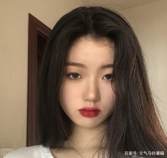 被李健劝告要踏实学习的单依纯在被淘汰后，为什么会被“绿茶”字样包围？