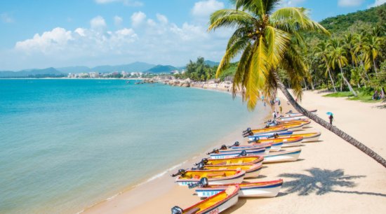 一家四口人想去三亚旅游，大概需要花费多少钱呢？