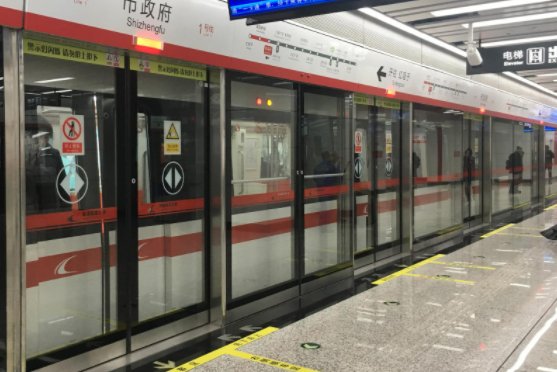 上海一老人被无人驾驶地铁屏蔽门夹住后身亡，事发的原因是什么？