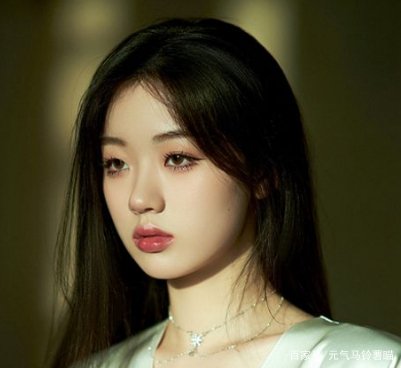 被李健劝告要踏实学习的单依纯在被淘汰后，为什么会被“绿茶”字样包围？