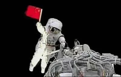 我国首次完成太空行走任务的是神舟几号上的谁