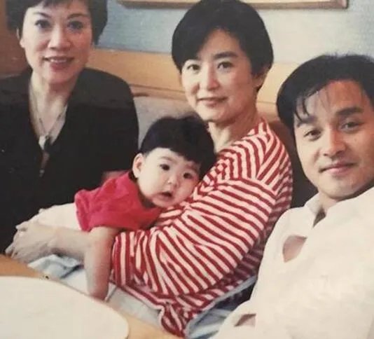 林青霞荣升外婆全家照流出 继女近日生下混血宝宝