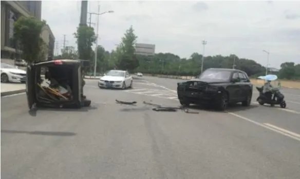 司机吓傻！长安面包车撞劳斯莱斯全责 预估赔偿200万