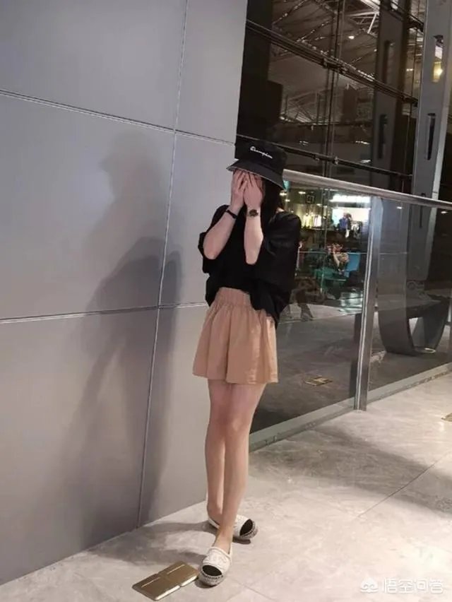 卡其色短裤配什么颜色上衣好看?