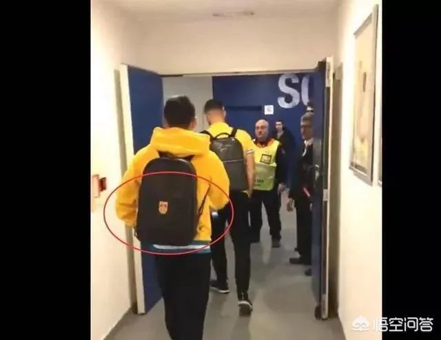 代表中国！武磊每场比赛都背着国足背包，你怎么看？