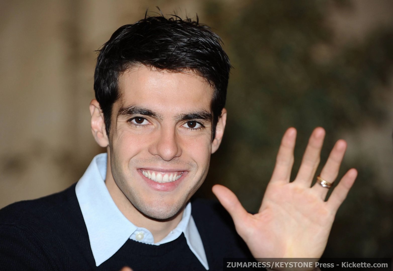 求kaka或皇马或伯纳乌球场的高清壁纸，1440*900以上或者1080P的最好