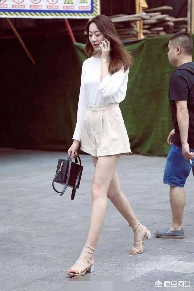 卡其色短裤配什么颜色上衣好看?