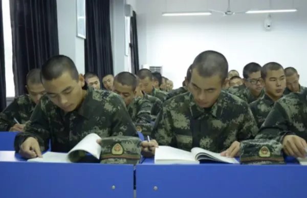 成都武警警官学院怎么样？进去了是军官么