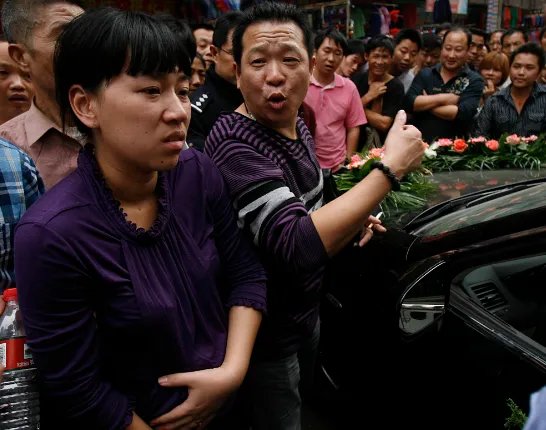 信阳一男子拦婚车讨喜钱被伴郎直接抱走，怎样看待此种婚俗？