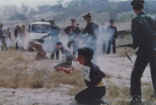 死刑犯被枪毙时，为什么要张开嘴巴？