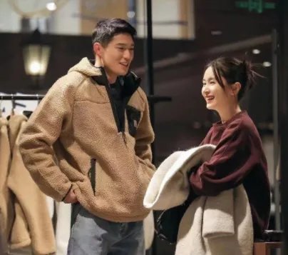 王子文男友自曝为子文拍高价裙子，男方是从事什么职业的？