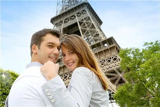 出租车司机因拉吵架情侣,无故被打,如何看?