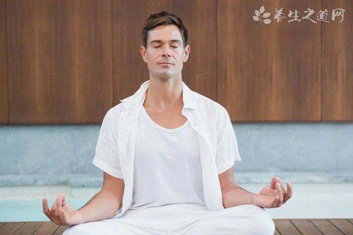 博美眼睛周围有点红