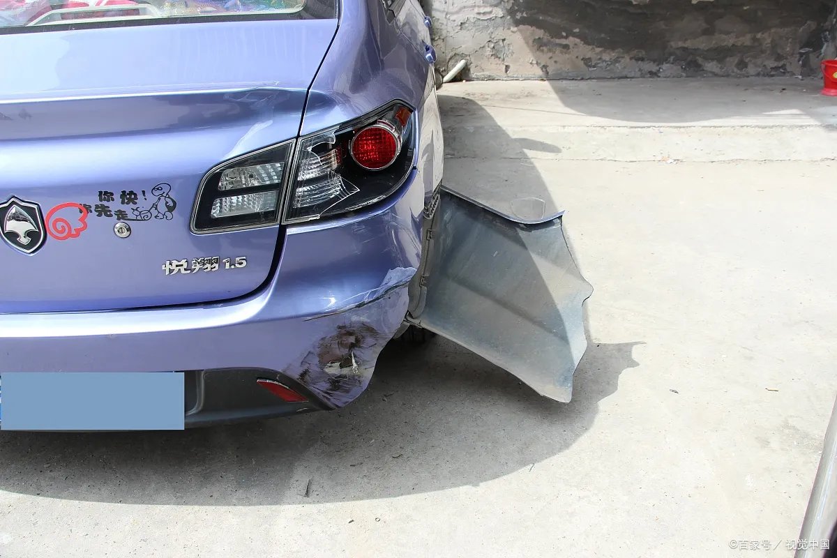 江苏宜兴发生中巴车与货车相撞事故，悲剧发生的原因是什么？