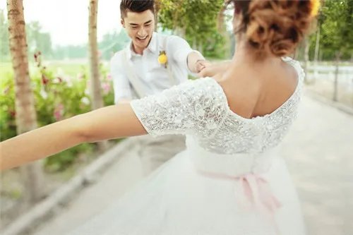 个性婚纱照造型推荐 几招教您拍出个性的婚纱照