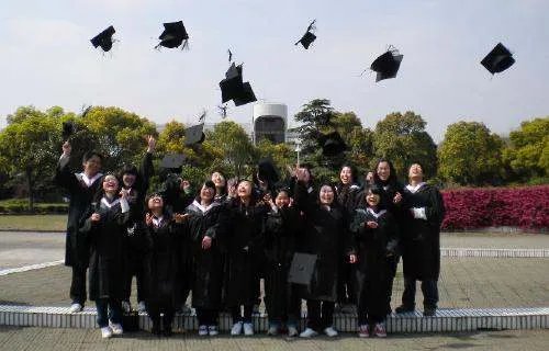 学士，本科，硕士，研究生用英文怎么说啊？undergraduate不是未毕业的学生吗？