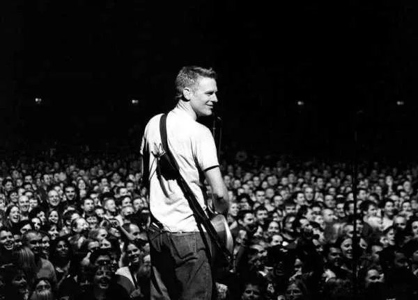 布莱恩亚当斯在世界摇滚乐坛地位怎样？