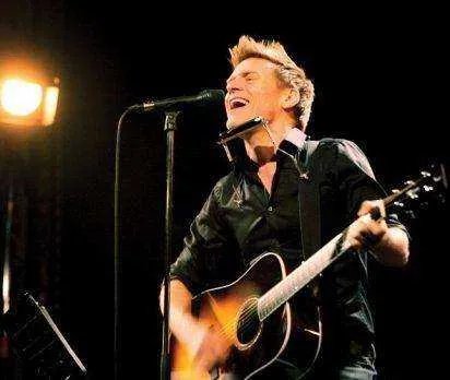 布莱恩亚当斯在世界摇滚乐坛地位怎样？