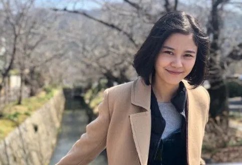 出道16年的岳红女儿，生父是谁现在知道了吗？