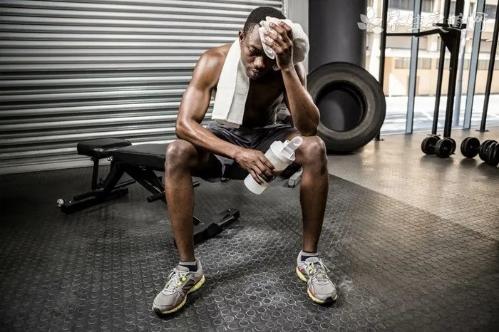 杠铃卧推要碰胸吗