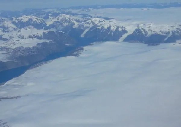 是什么原因造成格陵兰岛冰盖融化程度达临界点？