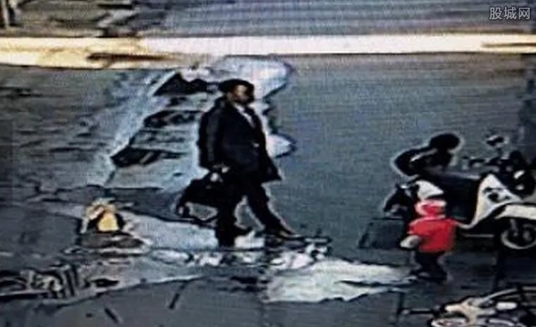 2岁萌娃追路人 只因他捡走奶奶的手机