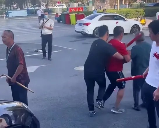 信阳一男子拦婚车讨喜钱被伴郎直接抱走，怎样看待此种婚俗？