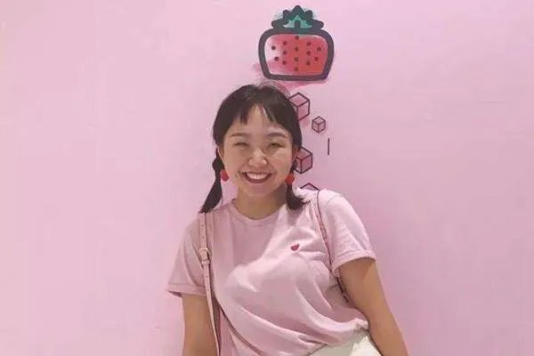 辣目洋子的本名李嘉琦，这两个名字哪一个更容易让人记住？